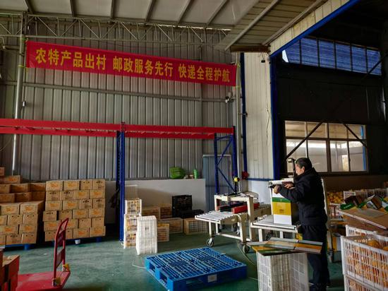 图为在“麦卡电商公司”的仓储基地，正在打包发货（朱海洋 摄）