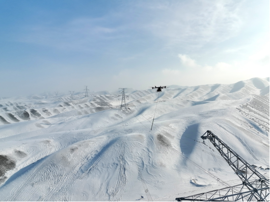 image1月15日，新疆送变电公司员工应用新一代大载重无人机在750千伏凤亚二线开展除冰作业。（彭森 摄）