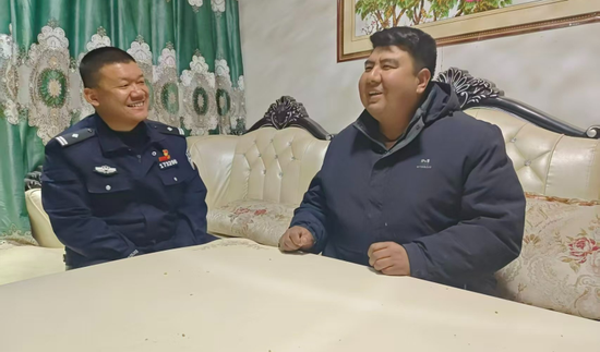 陆文波到群众家中走访。受访单位供图