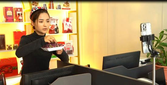 如克牙木·吾加布拉通过直播，销售玫瑰花产品。（买提努日 摄）