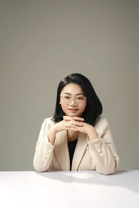 今天,我们来探寻她从小白到网络作家再到编剧的“逆袭”故事。 今天,我们来探寻她从小白到网络作家再到编剧的“逆袭”故事。