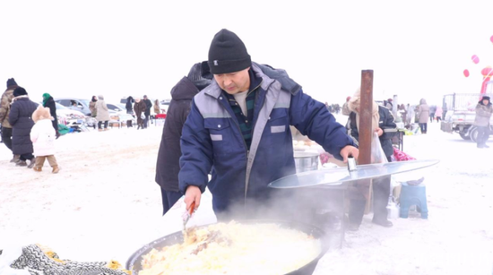 1月17日，木垒哈萨克自治县博斯坦乡“文润庭州·大地欢歌”群众村晚系列活动暨第四届农牧民传统民俗文化活动现场，“千人抓饭”成为一大亮点。 巨浩摄e