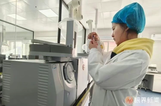中亚乳业（新疆）有限公司生产车间，工作人员正在检测产品。记者史传芝 &nbsp;通讯员加尔肯别克·特尼斯别克摄