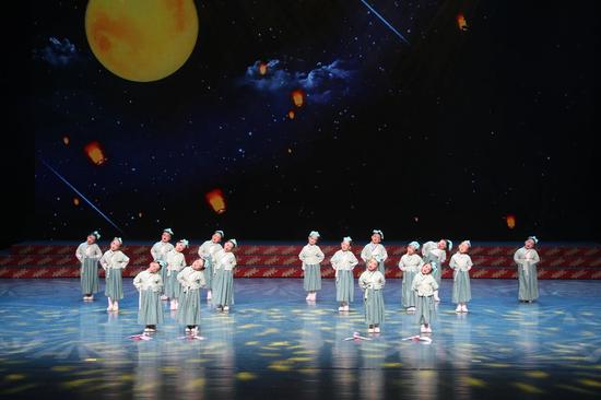 小朋友们朗诵《诗韵中国》。阿的拉 摄