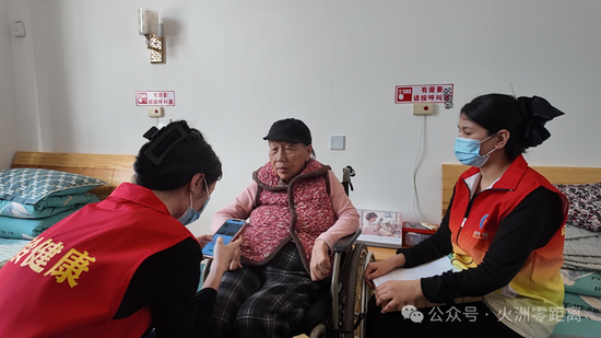 工作人员正在为老人做能力等级评估。马红红 摄