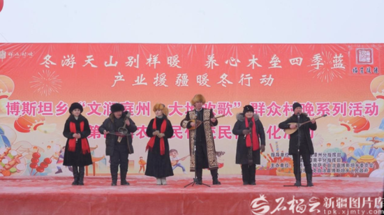 1月17日，木垒哈萨克自治县博斯坦乡“文润庭州·大地欢歌”群众村晚系列活动暨第四届农牧民传统民俗文化活动激情启幕，图为活动现场。巨浩摄e