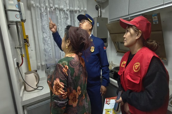 消防监督人员深入居民家中查看燃气安全。8