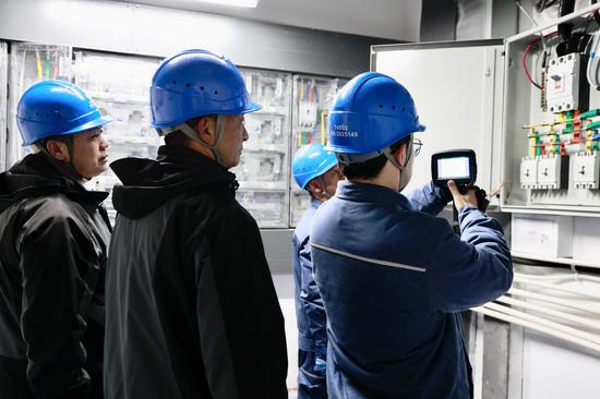 工作人员深入居民小区配电间、电井房等重要电力设施地点进行细致测量 工作人员深入居民小区配电间、电井房等重要电力设施地点进行细致测量