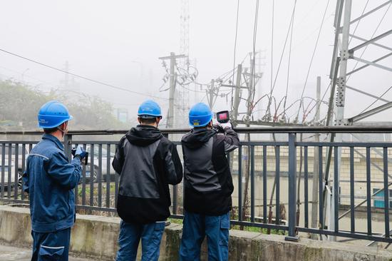 仁怀供电局城区供电所营配综合中级作业员罗登朗正用红外测温仪对辖区内配电线路测温检查 仁怀供电局城区供电所营配综合中级作业员罗登朗正用红外测温仪对辖区内配电线路测温检查