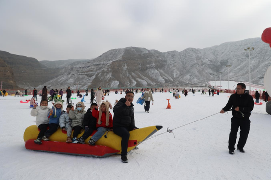 image1月18日，游客在乌什县泉域星空滑雪场体验冰雪旅游项目。外力·克依木 摄