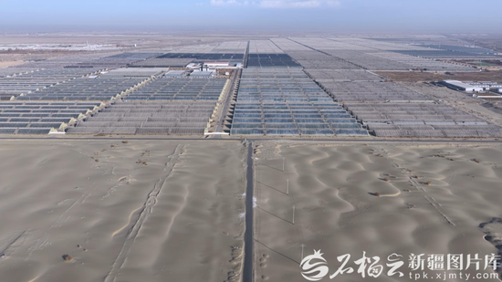 位于和田县的新疆盛世华强农业科技有限公司温室大棚基地（航拍图）。努尔丁 摄
