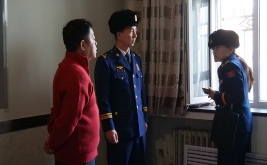 消防监督人员深入居民家中开展“三清三关”宣传活动。