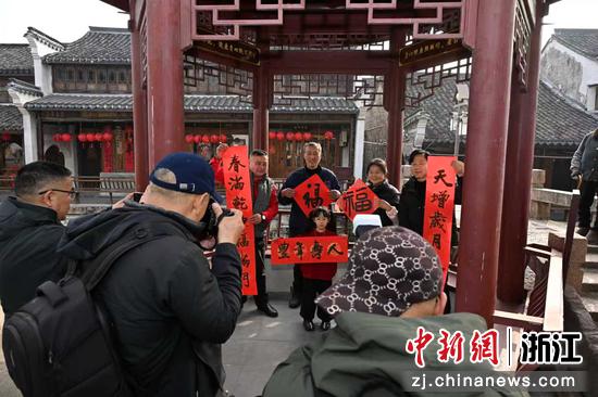 摄影师给村民拍摄全家福。沈勇强 供图 摄影师给村民拍摄全家福。沈勇强 供图