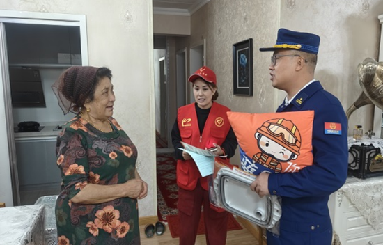 消防宣传人员深入居民家中开展宣传活动。