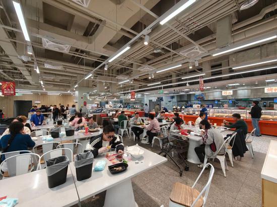 作为“首店经济”的鲜活样本，盒马鲜生超市用餐区内烟火气十足。记者 雷宁 摄