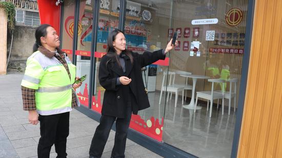 指导环卫工人扫码开门 指导环卫工人扫码开门