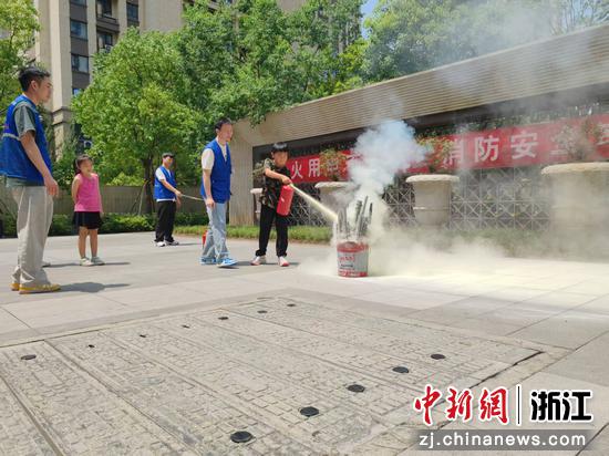 姚庄镇网格员联合消防部门开展逃生演练活动。姚庄镇供图 姚庄镇网格员联合消防部门开展逃生演练活动。姚庄镇供图