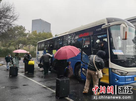 近日，浙大城市学院内免费专车送站现场。（浙大城市学院供图）