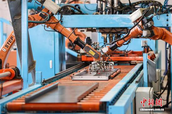 资料图:位于贵州省遵义市汇川区的一家电梯生产企业开足马力赶制订单。记者 瞿宏伦 摄 资料图:位于贵州省遵义市汇川区的一家电梯生产企业开足马力赶制订单。记者 瞿宏伦 摄