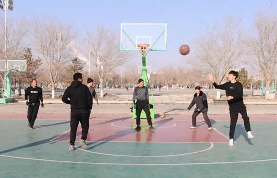 在火箭农场全民健身广场，不少青少年正在打篮球。魏巍 摄