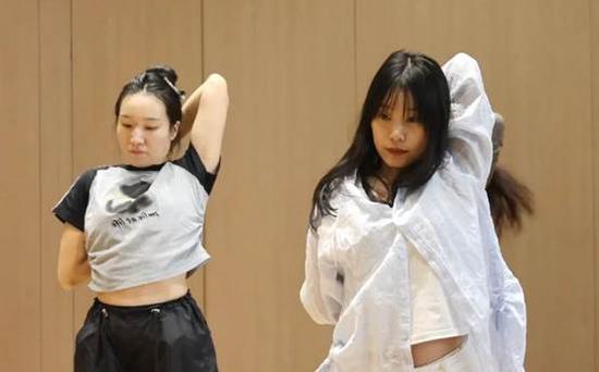 幸福城小区居民在小区舞蹈室跳舞。魏巍 摄