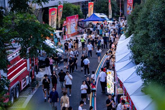 “浙BA”赛事激战正酣，带动文旅消费市场持续升温。记者 贾恒 摄