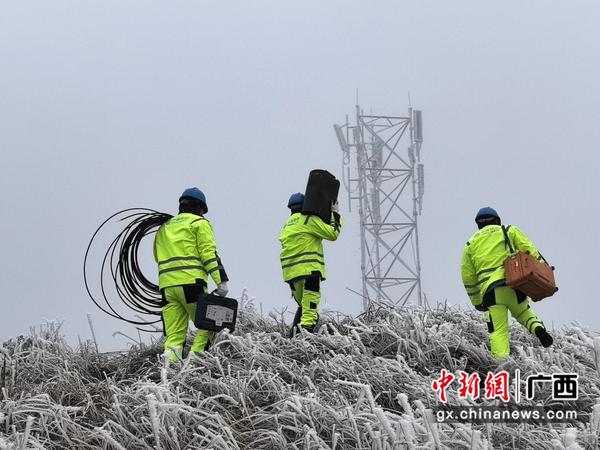 踏雪巡检,负重抢修,保障山区网络“不掉线” 。林峰 摄 踏雪巡检,负重抢修,保障山区网络“不掉线” 。林峰 摄