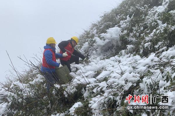 顶风冒雨查故障畅网络,信号满格通信在线。胡志林 摄 顶风冒雨查故障畅网络,信号满格通信在线。胡志林 摄