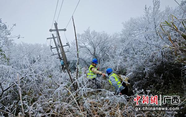 移动工作人员全力筑牢寒潮通信“生命线”。 邓文涛 摄 移动工作人员全力筑牢寒潮通信“生命线”。 邓文涛 摄