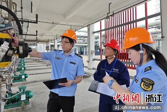 药监部门在对集采中选药品生产企业进行检查。 台州市市场监管局供图 药监部门在对集采中选药品生产企业进行检查。 台州市市场监管局供图