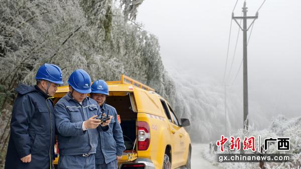 融水供电公司洞头供电公司采用无人机进行配电线路巡视。贾曼媛 摄 融水供电公司洞头供电公司采用无人机进行配电线路巡视。贾曼媛 摄