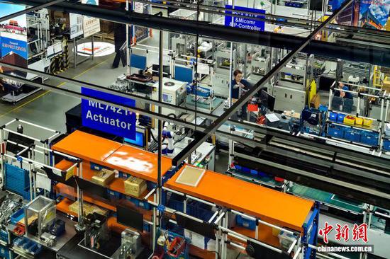 1月21日，工作人员在霍尼韦尔天津工厂生产线工作。中新社记者 佟郁 摄