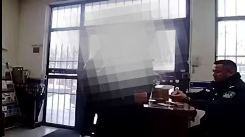 快递盒装现金5.1万送给骗子 民警火速截“货”