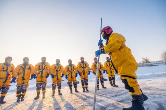 图为拉练现场。