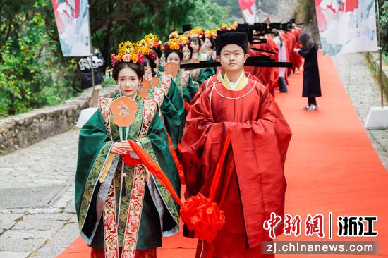 2025年12月21日,乐清夫妻峰集体婚礼现场,20对新人演绎中式婚礼。温州市总工会供图 2025年12月21日,乐清夫妻峰集体婚礼现场,20对新人演绎中式婚礼。温州市总工会供图