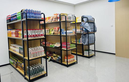 小区内的小超市，为新市民提供基础生活物资