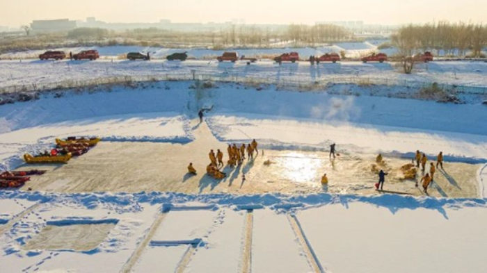 在接近-30℃的极寒天气下，28名消防指战员顶风冒雪，在冰面上展开高强度训练，着力提升队伍在严寒条件下的专业救援能力。