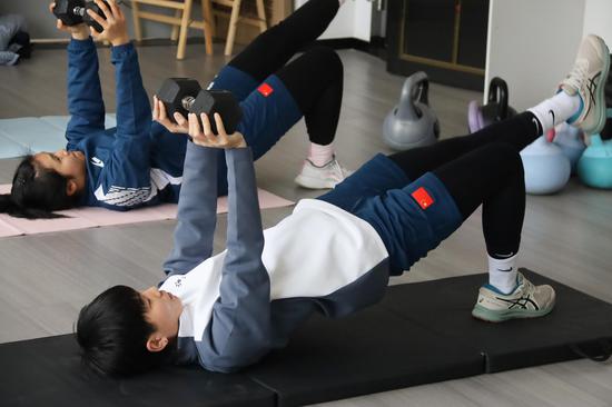 国家女子藤球队正全神贯注地投身训练