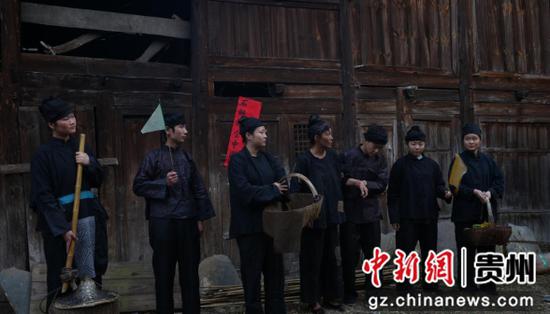 图为学生参演中