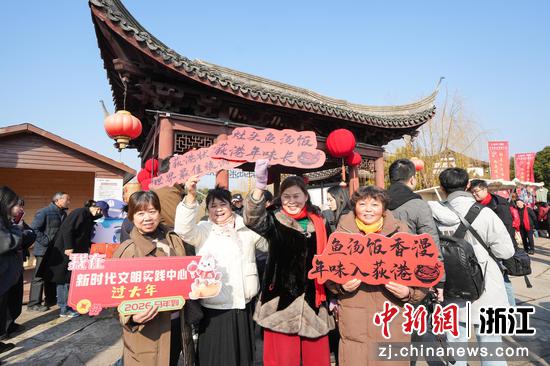 游客在荻港村打卡拍照。和孚镇供图 游客在荻港村打卡拍照。和孚镇供图