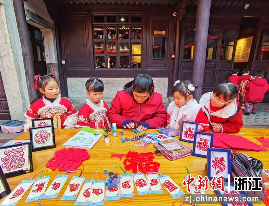 1月23日,小朋友学做手工。王晓晖 摄 1月23日,小朋友学做手工。王晓晖 摄