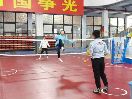 国家女子藤球队正全神贯注地投身训练