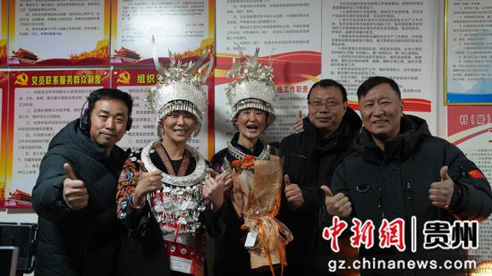 剑河戏份杀青后演员们合影