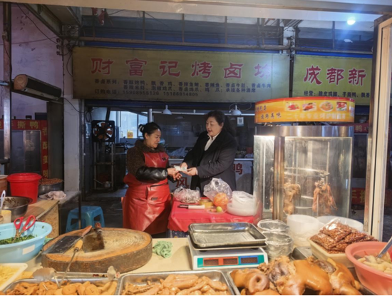 客户经理走访市场为商户兑换零钱