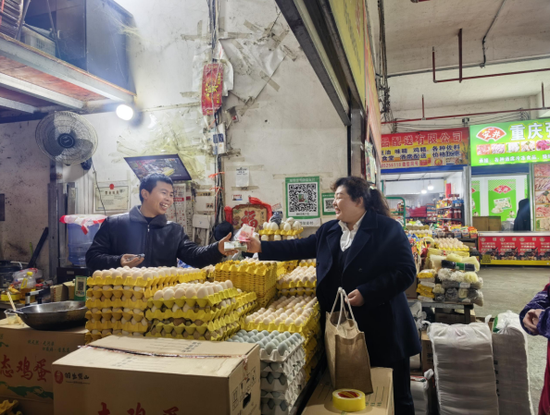 客户经理走访市场为商户兑换零钱