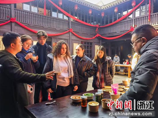 1月23日,参与者了解腊八蒜制作过程。王晓晖 摄 1月23日,参与者了解腊八蒜制作过程。王晓晖 摄