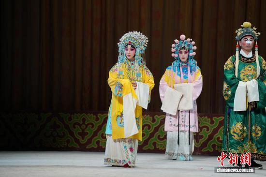 图为“渝见名角”——京剧西南联盟专场演出现场，“梅花奖”得主领衔演绎全本《龙凤呈祥》。重庆京剧院供图