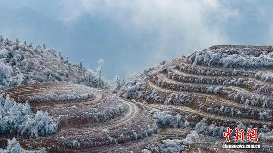 图为贵州省从江县丙妹镇宰略村党尚山出现的雾凇景观。(无人机照片)吴德军 摄