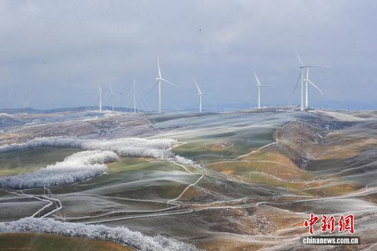 受寒潮天气影响,1月22日,贵州省毕节市威宁彝族回族苗族自治县雪山镇灼甫草场出现雾凇景观,海拔2700余米的灼甫草场被冰晶尽数包裹,琼枝玉树,雾凇缀满枝头,远处的风电机组与之相映成趣。灼甫草场因独特的气候条件,成为冬季观赏雾凇的好去处,吸引不少游客打卡赏景。 受寒潮天气影响,1月22日,贵州省毕节市威宁彝族回族苗族自治县雪山镇灼甫草场出现雾凇景观,海拔2700余米的灼甫草场被冰晶尽数包裹,琼枝玉树,雾凇缀满枝头,远处的风电机组与之相映成趣。灼甫草场因独特的气候条件,成为冬季观赏雾凇的好去处,吸引不少游客打卡赏景。