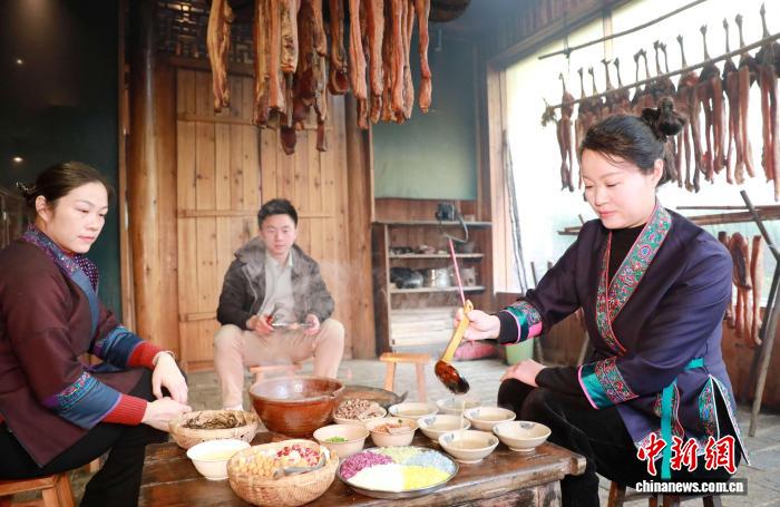 制作五色糯米饭打油茶 广西侗乡年味浓